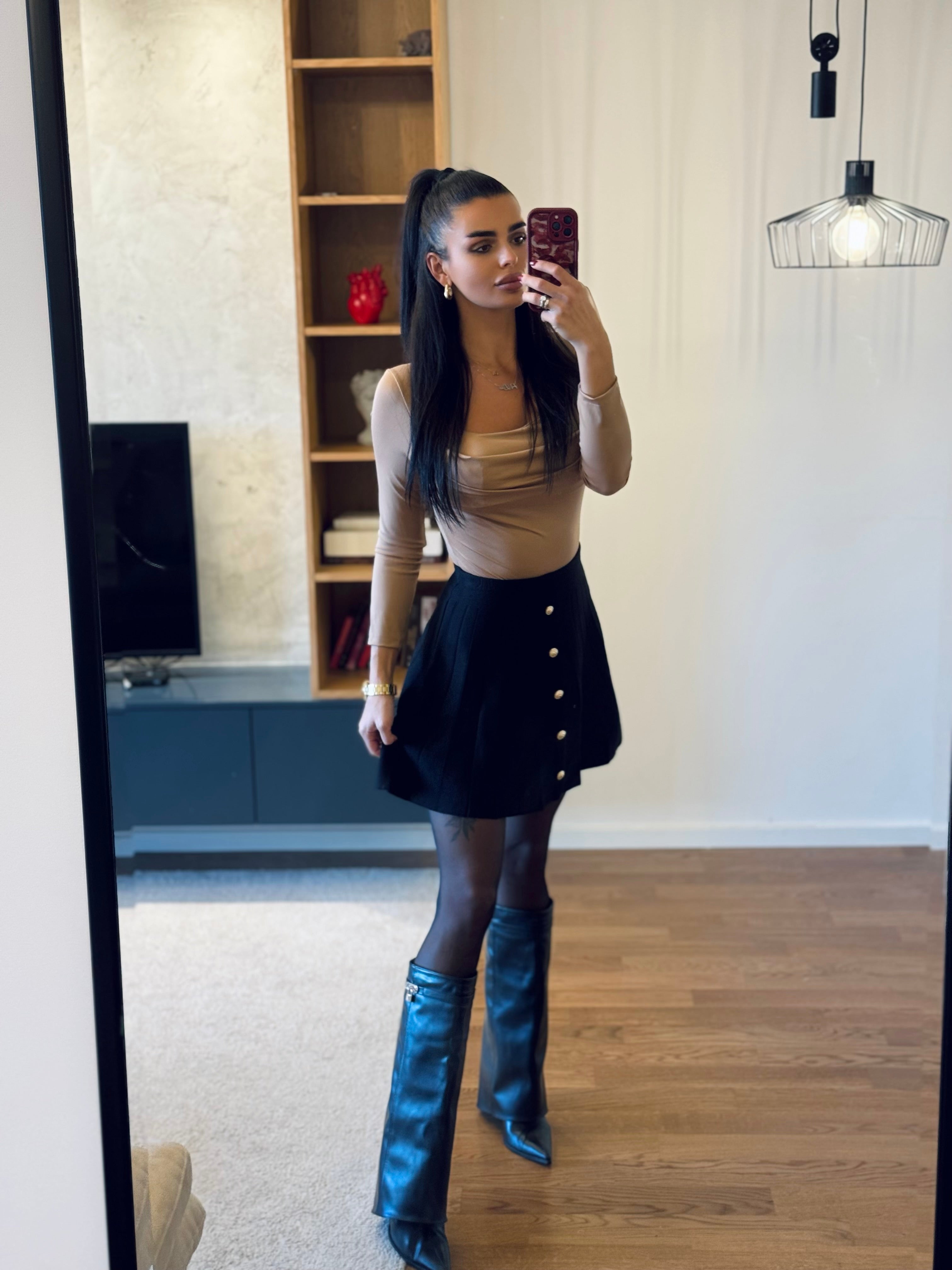 Crna suknja sa zlatnim dugmićima