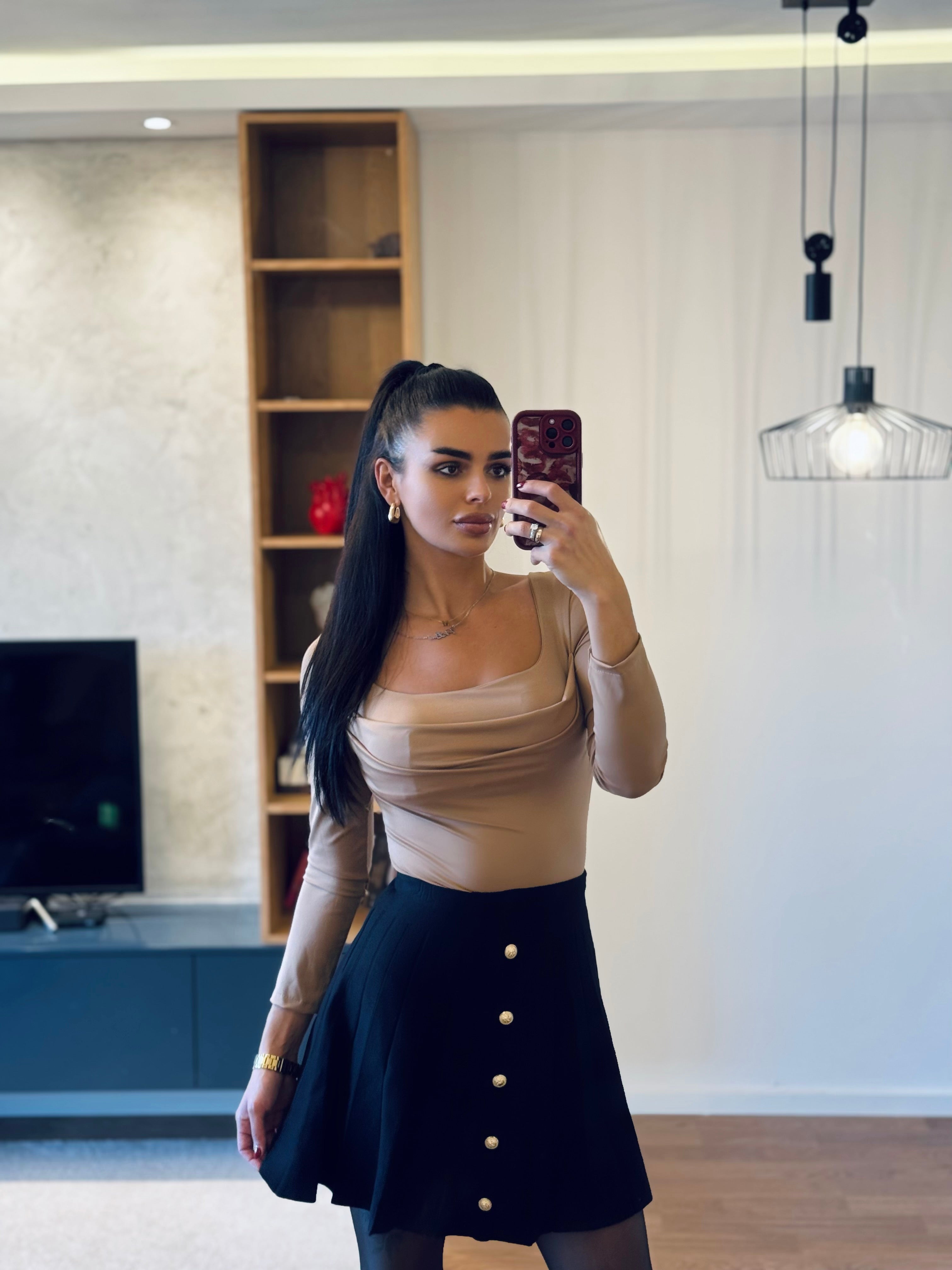 Crna suknja sa zlatnim dugmićima