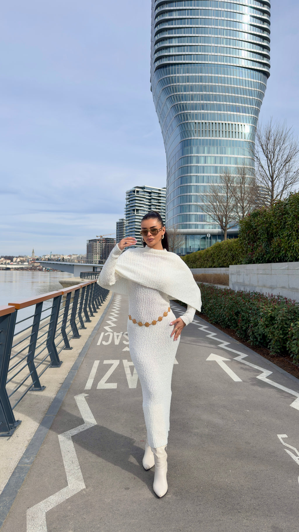 Beli pleteni komplet( haljina i kardigan)