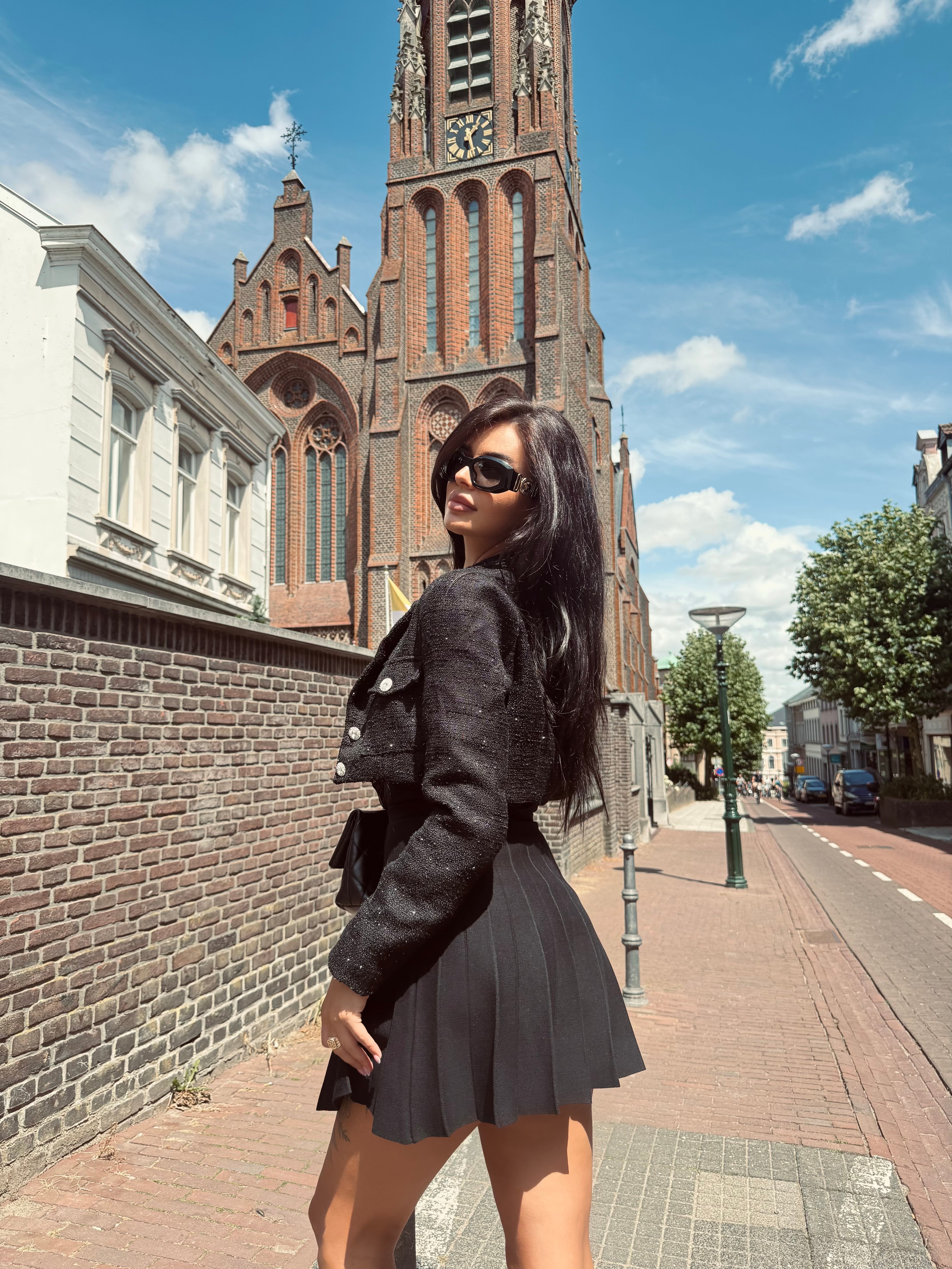 Crna suknja sa zlatnim dugmićima